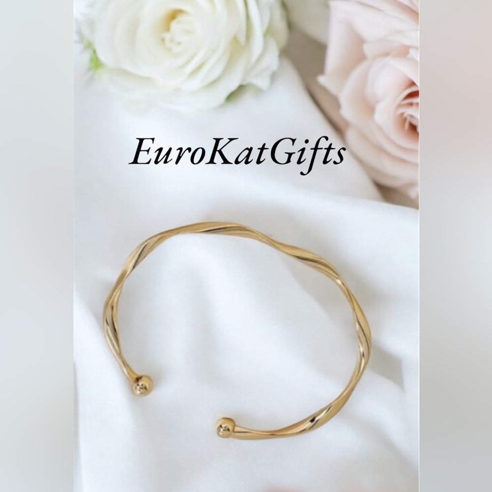 NEW Beautiful Gold Twist Cuff Bracelet Bangle Adjustable NEW Minimalist NWT